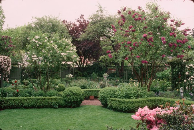 Home Garden - Flower Garden from lawn panel (DS)